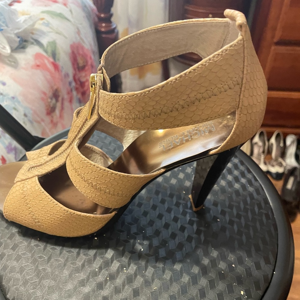 Size 9 Michael Kors nude shoes like new barley worn.